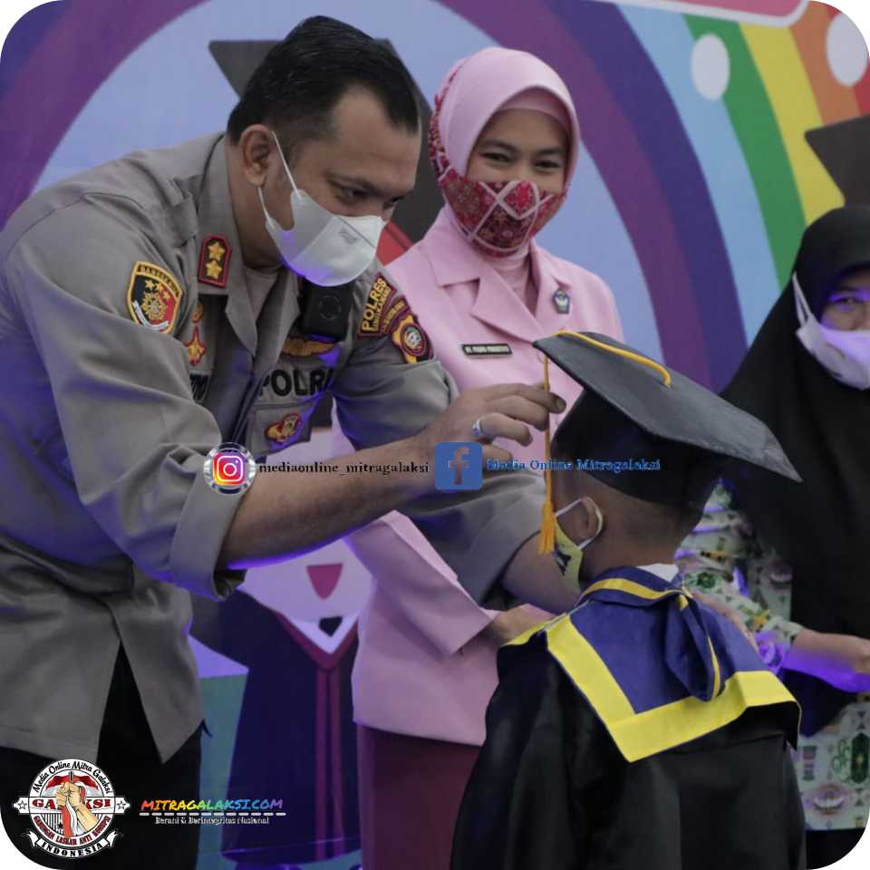 Kapolres Singkawang Hadiri Kegiatan Wisuda Siswa Siswi Tk Kemala Bhayangkari 04 Singkawang Tahun Ajaran 2021/2022.