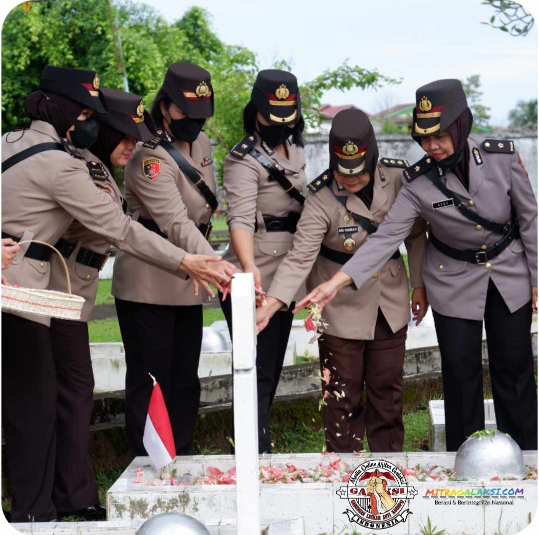 Sambut Hari Jadi Polwan ke-74, Polwan Polda Kalbar Ziarah dan Tabur Bunga ke Taman Makam Pahlawan Dharma Patria Jaya