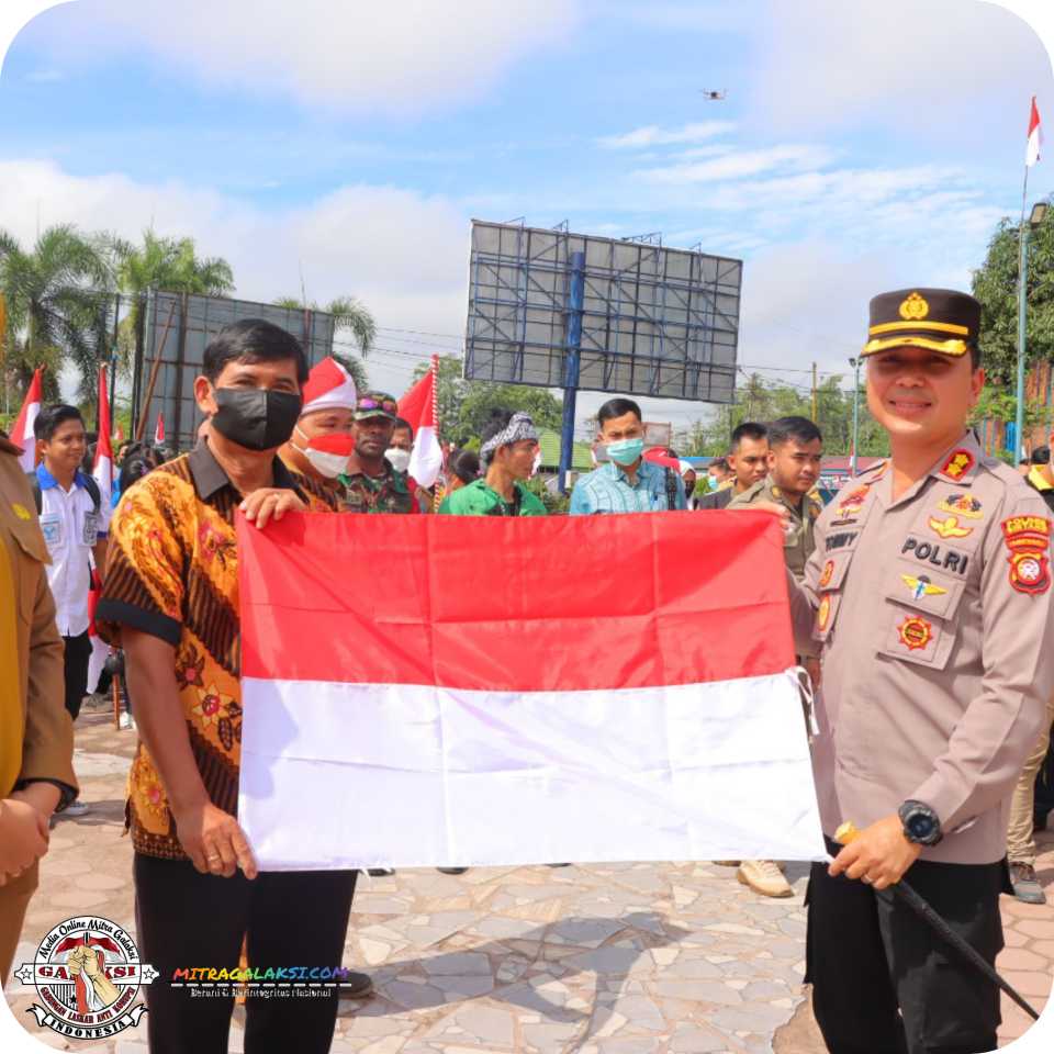 Kapolres Sintang AKBP Tommy Ferdian, S.I.K. M.Sc (Eng), Bagikan 10 Juta Bendera Merah Putih dari Pemda Sintang.