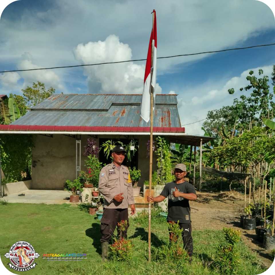 Bhabinkamtibmas Polsek Terentang Membagikan Bendera Merah putih Gratis Kepada Warganya.