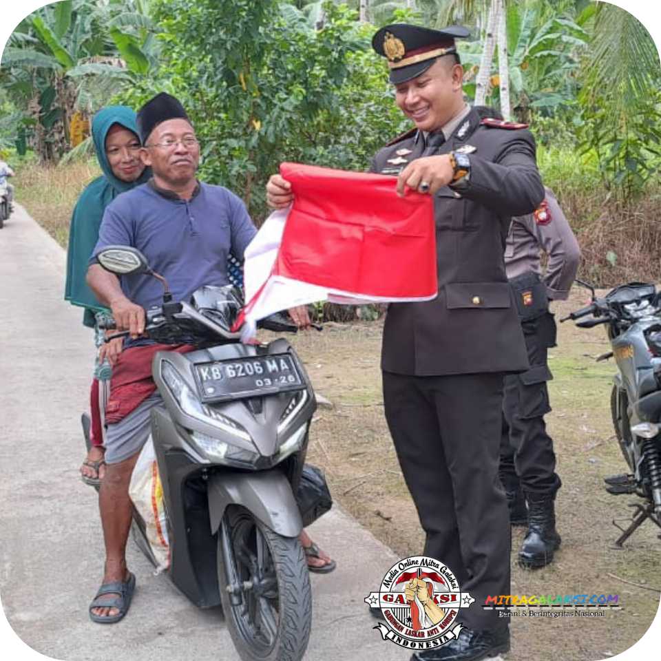 Polsek Batu Ampar Bagikan Bendera Merah Putih dan Sembako, Pada Masyarakat Dihari Kemerdekaan Republik Indonesia Ke 77.Tahun 2022.