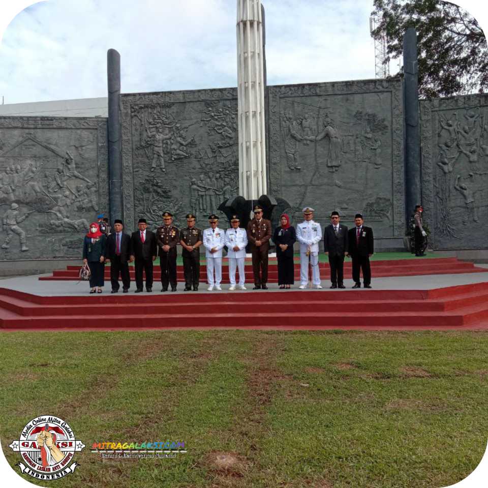 Dandim 1207 Pontianak Hadiri Upacara Pengibaran Bendera Dalam Rangka HUT Proklamasi Kemerdekaan RI yang ke-77