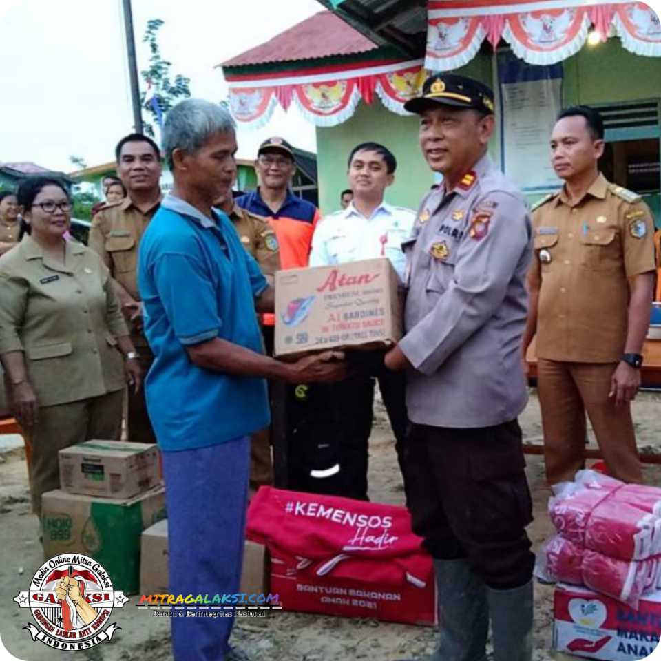 Kapolsek Ketungau Tengah Iptu Hadi Sutikno, Kembali Berikan Pengobatan Gratis dan Bantuan Sembako.