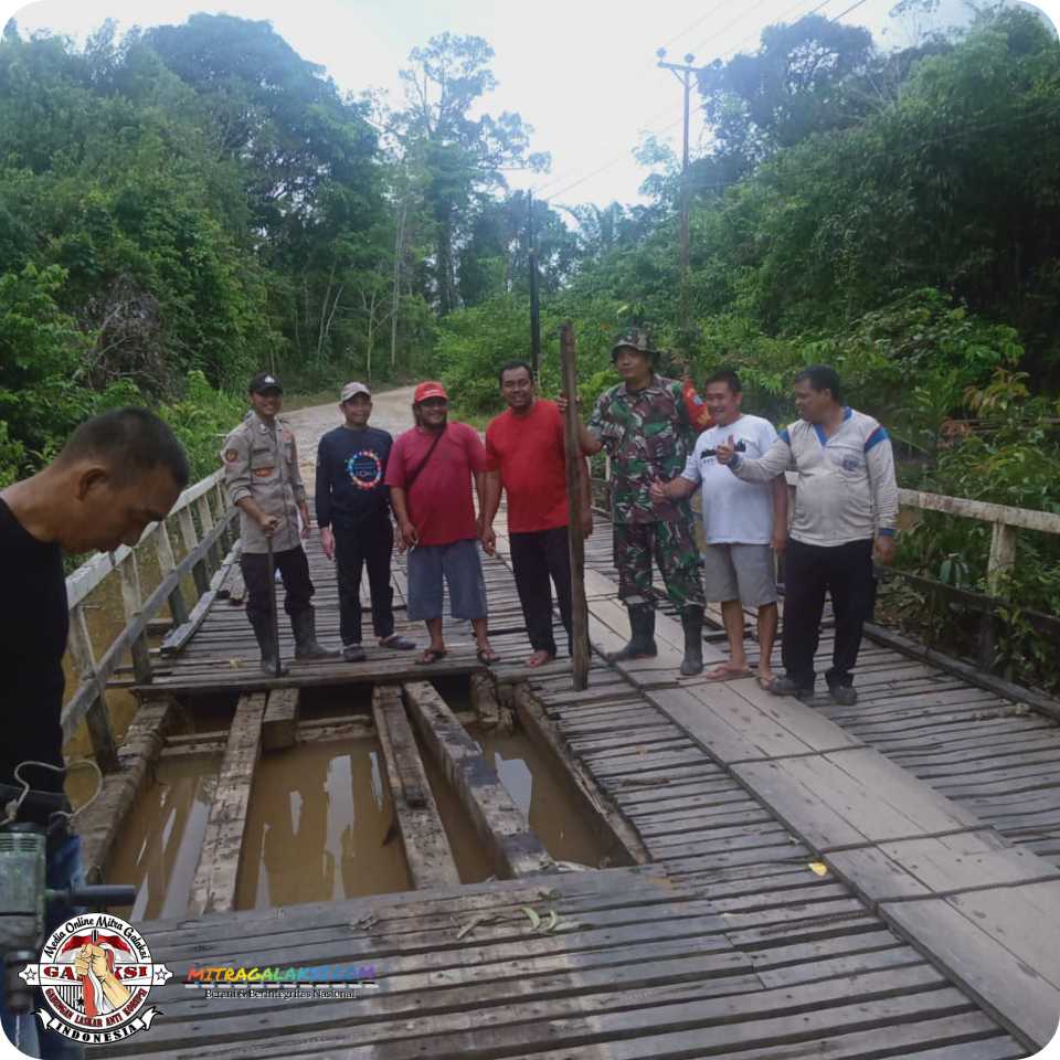 Personil Polsek dan Koramil Sepauk, Bersama Pemdes Lakukan Perbaikan Jembatan.