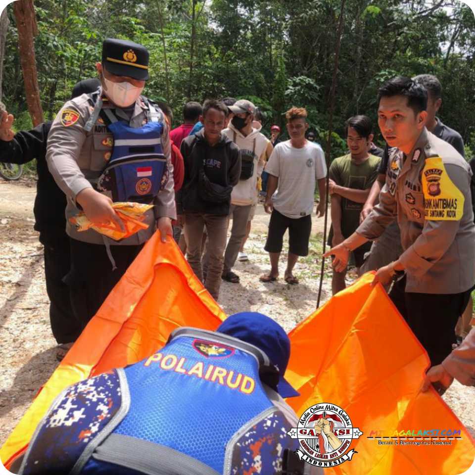 Kapolsek Sintang Kota, Pimpin Evakuasi Penemuan Jenazah Korban Tenggelam di Sungai.