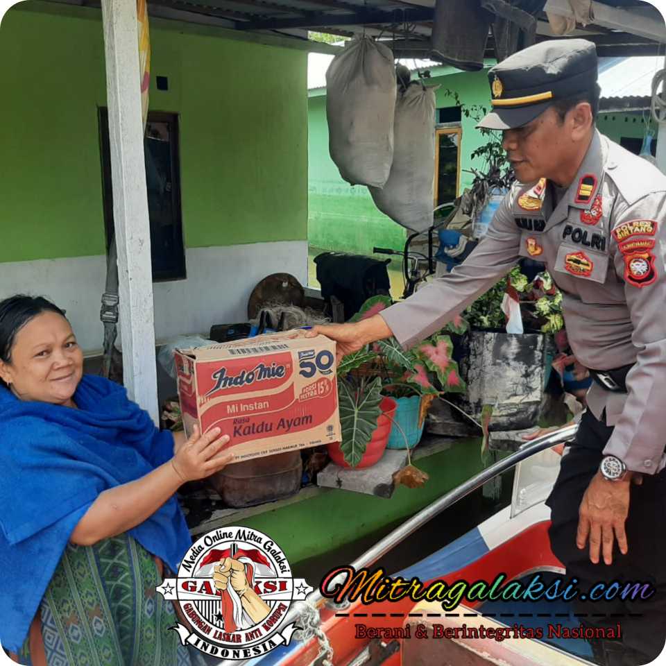 Polsek Ketungau Hilir Berikan Bantuan Kepada Warga Terdampak Banjir