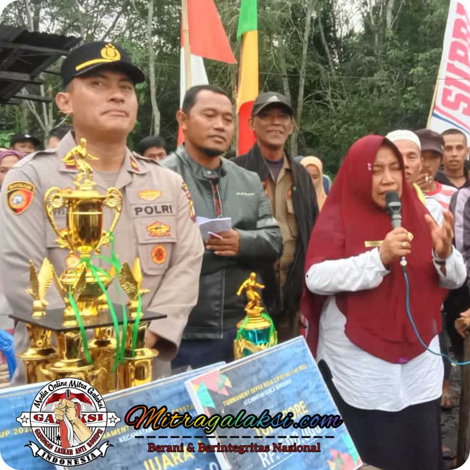 Camat Kuala Mandor B, Resmi Lakukan Penutupan Turnamen Sepak Bola dan Pembagian Hadiah.