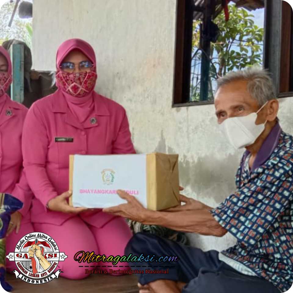 Kapolsek Kuala mandor B,IPTU Agus Suryana SH, Bersama Ketua Ranting Bhayangkari Berikan Bantuan Sosial.