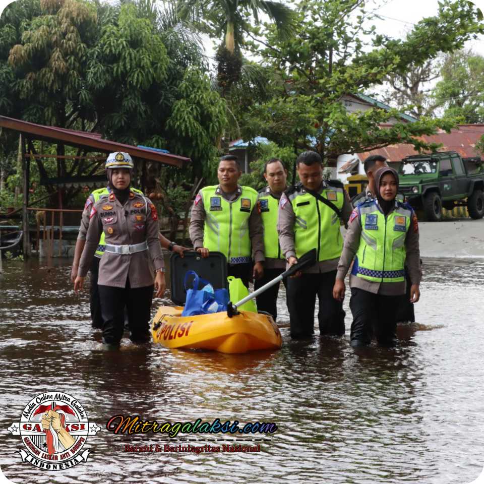 Kasat Lantas Iptu Bunga Tri Yulitasari, Berikan Bantuan Sembako Kepada Warga yang Terdampak Banjir.