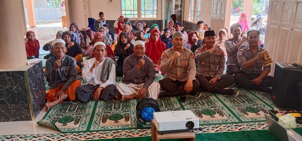 Kapolsek Kuala Mandor B IPTU Agus Suryana SH, Memberikan Penyuluhan Kepada Warga.