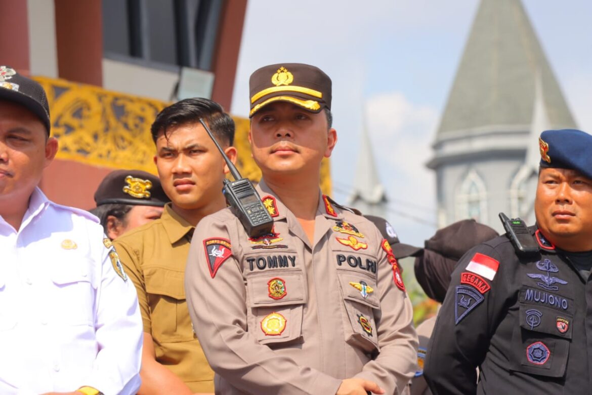 Kapolres Sintang Turun Pimpin Pasukan Amankan Aksi Demo Damai di Kantor Bupati Sintang